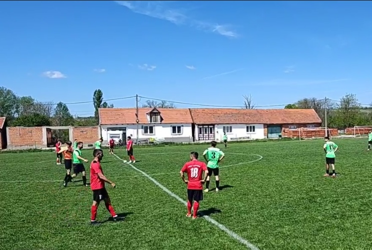 Etapă dezechilibrată în Liga a 4-a Caraș-Severin: goluri multe, lider nou și fotbal cu povești în spate